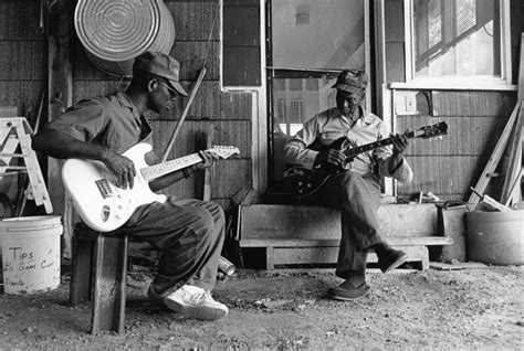 Cross Road Blues: Kuinka Mississippi Delta sai synnyttää bluesin kiehtovan melankolian ja rajukkaan energian