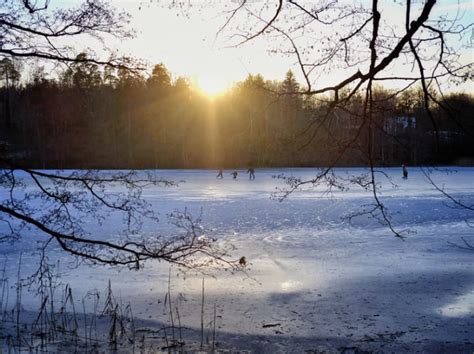  Samara - Kuvia Kimaltelevasta Jäästä ja Kuunvalossa Heihoillaan Tanehtivasta Autiomaasta